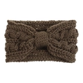 Gros plan du tricot torsadé marron et du détail noué d'un bandeau d'hiver chaud - Kaki