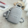 Detalle de mini mochila de cuero PU azul claro con pompón gris y llavero de cinta - Con bola de pelo / Gris