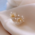 Boucles d'oreilles fleur dorées avec perles blanches et zircons scintillants - Clous flocon de neige 3D / Doré