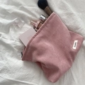 Rosa Kosmetiktasche aus Cord mit Reißverschluss und großem Stauraum auf weißem Stoff - Nute Rosa