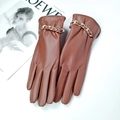 Détail de gants en similicuir marron avec chaîne dorée et doublure en peluche - Marron