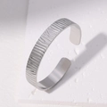 Brazalete rígido abierto minimalista de acero inoxidable con textura de corteza natural - Color Acero