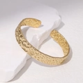 Bracciale rigido aperto in acciaio inossidabile dorato con texture martellata irregolare - Oro