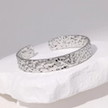 Bracciale aperto in acciaio inossidabile argento con trama a lava martellata - Color Acciaio