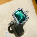 Anello con smeraldo taglio rettangolare, alone di diamanti e fascia in argento - US 6 / Verde