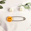 Variante di spilla di sicurezza per neonati con design smiley arancione su marmo bianco - Grande / Faccina Sorridente Giallo