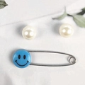Spilla di sicurezza argento con ciondolo smiley blu e orecchini a perno con perle bianche - Grande / Faccina Sorridente Blu