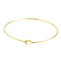 Detailopname van een gouden minimalistische armband met een gepolijste kogel-sluiting - Goud