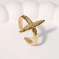 Anello aperto in acciaio inossidabile dorato con texture martellata e design a croce - Regolabile / Oro