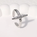 Anello aperto minimalista in acciaio inossidabile argento con finitura martellata su fondo bianco - Regolabile / Color Acciaio