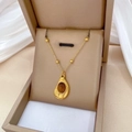 Minimalistische Goldkette aus Titan mit einem Tropfenanhänger und braunem ovalem Edelstein - Gold