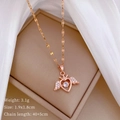 Details der roségoldenen Engelsflügel-Herz-Halskette mit Kristallen in einer Box - Engel Flügel Herz Anhänger (B218)