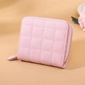 Detalle de cartera de cuero PU acolchado rosa con cremallera metálica y textura fina - Rosa