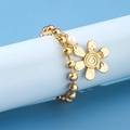 Elegante 18k vergulde kralenarmband met gehamerde bloem bedeltje en witte parel accenten - Goud|bloem / Eén Maat
