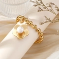Elegante 18k goud vergulde roestvrijstalen bloem kralenarmband met parelaccent - Goud|parelbloem / Eén Maat