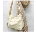 Detalle del bolso bandolera de lona crema minimalista con correa ajustable y bolsillo - Blanco Roto