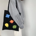 Detail van de zwarte canvas tas met kleurrijke abstracte bloemenprints en stevige stof - Schouder Stijl Zwart
