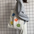 Minimalistische witte canvas draagtas met kleurrijke bloemen gedragen door model - Schouder Stijl Wit