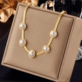 Collana a catena serpente dorata con cinque perle su portagioie beige - Stile Catena a Serpente con Perle (N1781)