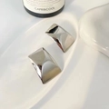 Minimalistische silberne rechteckige Ohrstecker mit geometrischem Faltdesign, hochglanzpoliert - Silber (R324-61)