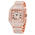 Gros plan de la montre carrée or rose avec chiffres romains et pavé de cristaux brillants - Or rose
