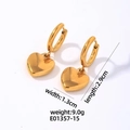 Vista dettagliata di orecchini a cuore dorati irregolari lunghi 2,9 cm e larghi 1,3 cm - Stile Cuore Dorato