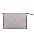 Detalle de bolso de lona gris que muestra la textura de tela y la correa de cremallera - Gris