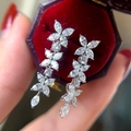 Makroaufnahme von hochwertigen Marquis-Zirkon-Blumenohrringen in einer roten Samtbox - Weißgold