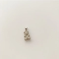 Colgante de osito con circonitas brillantes y cierre pulido sobre fondo minimalista - Oso Plateado con Microengaste de Circonita