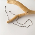 Collar de eslabones de corazón plateados con cierre de langosta sobre madera - Cadena de Corazón de Acero de Titanio Plateada