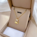 Detail einer goldenen Bärenkette und Herzanhänger mit Love-Gravur in einer beigen Schmuckbox - Gold (N535)