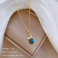 Dettaglio della collana a coda di pesce dorata con pendente pianeta blu e dimensioni - Stile Cielo Stellato Coda di Sirena (C521)