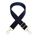 Detail eines marineblauen Taschenriemens mit Fischgrätenmuster und goldener Hardware - Marineblau