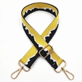 Dettaglio della tracolla jacquard regolabile con motivo montano e ganci dorati - Giallo Nero