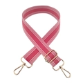 Détail de la bandoulière en tissu rayé rose et blanc avec boucles dorées réglables - Rose Pêche