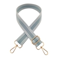 Détail de la bandoulière en tissu rayé bleu et blanc avec mousquetons en métal doré - Bleu Brume