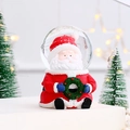 Makroaufnahme einer Weihnachtsmann-Kristallkugel mit Flüssigkeit und Glitzerelementen - Großer Weihnachtsmann