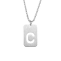 Vue détaillée du collier en acier titane argenté avec un pendentif lettre C ajourée - Lettre C Avec Chaîne À Billes