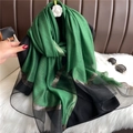 Detalle de bufanda de gasa verde y negra con lentejuelas doradas sobre piel blanca - Patchwork Verde y Negro