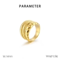 Detailansicht eines unregelmäßigen 14mm breiten Rings aus 18k vergoldetem Titanstahl - US 6 / Gold Mehrlagig Gedrehter Ring (KR110085-LK)