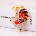Llavero de gallo dorado con diamantes de imitación rojos y claros para bolsos de mujer - Rojo