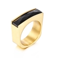 Minimalistischer goldener Edelstahlring mit einem quadratischen schwarzen Schmuckstein - US 6 / Gold Schwarz (KR38115-K)