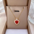 Halskette aus Titanstahl mit rotem Herzanhänger und Diamanten in einer Schmuckschatulle - Roter Herzstil (G306)
