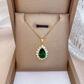 Collana in titanio con smeraldo a goccia e pavé di diamanti in una confezione regalo - Stile a Goccia Dorata (G305)