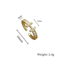 Detailansicht des goldenen Rings mit Doppelkreuz-Design und funkelnden Zirkonia-Steinen - Einstellbar Offen / Gold