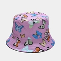 Dettaglio ravvicinato di un cappello a secchiello lavanda con vivaci stampe di farfalle colorate - M (56-58cm) / Viola