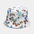 Dettaglio di cappello alla pescatora bianco con vivaci farfalle colorate e cuciture fini - M (56-58cm) / Bianco