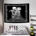 Arazzo tarocchi Gli Amanti con teschi e rose in bianco e nero per decorazione casa - 230x180cm
