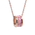 Roségoldene Halskette mit römischen Ziffern und rosa Kristallanhänger auf weißem Hintergrund - Roségold Rosa Strass