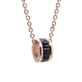 Nahaufnahme der roségoldenen Halskette mit schwarzem Kristall und Love Forever Gravur - Roségold Schwarz